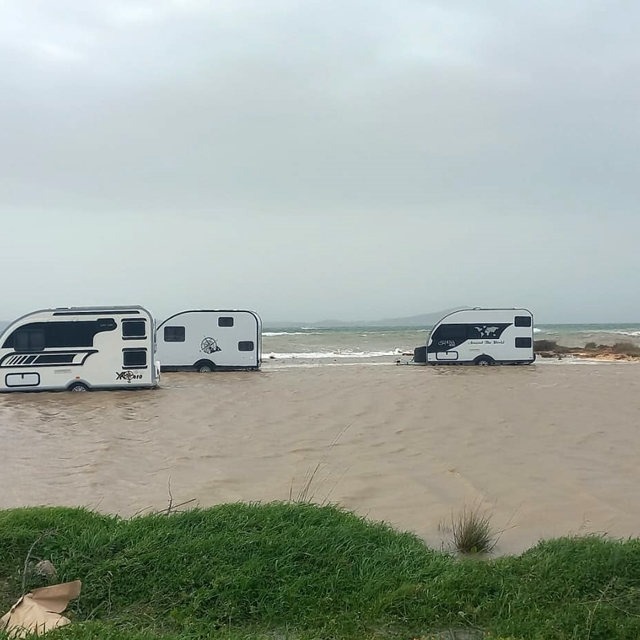 Ezine'de karavanlar su altında kaldı