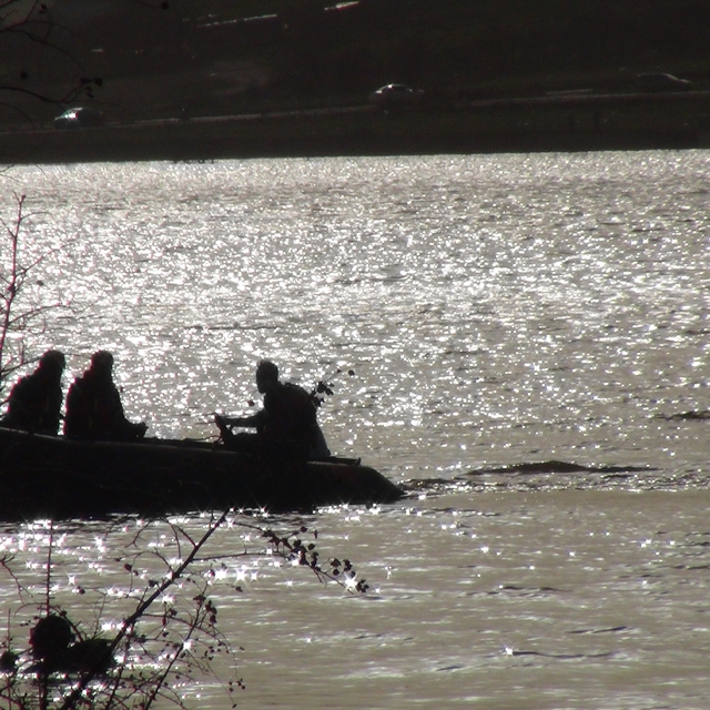 Kayıp genç gölette aranıyor