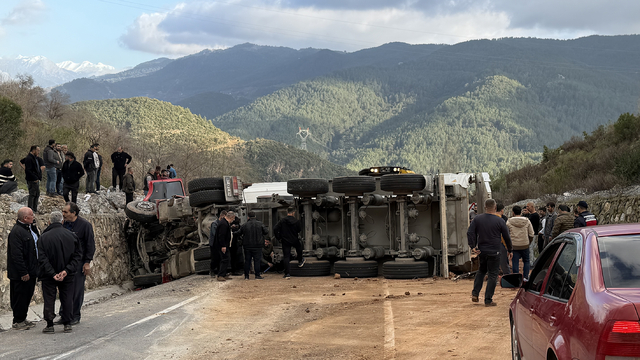 Antalya'da iki otomobil ile tırın çarpıştığı kazada 1 kişi öldü, 3 kişi yaralandı
