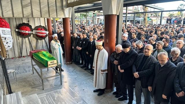 Rize'de 10. kattan düşerek hayatını kaybeden akademisyen son yolculuğuna uğurlandı