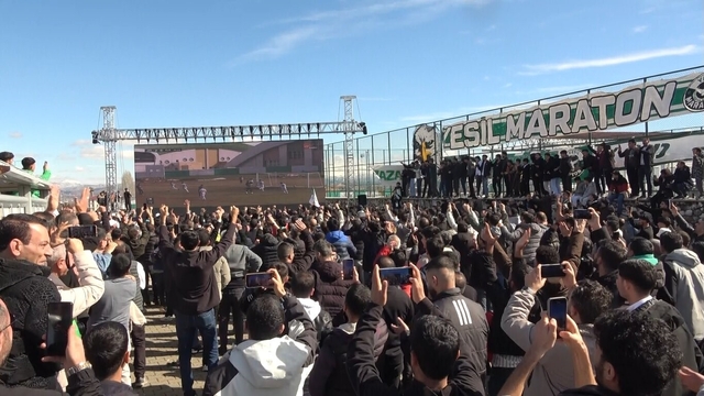 12 Bingölspor, seyircisiz maçta rakibini 7-1 mağlup etti
Taraftarlar, dev ekranda maçı izledi