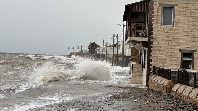 Ayvacık'ta kara ile deniz birleşti