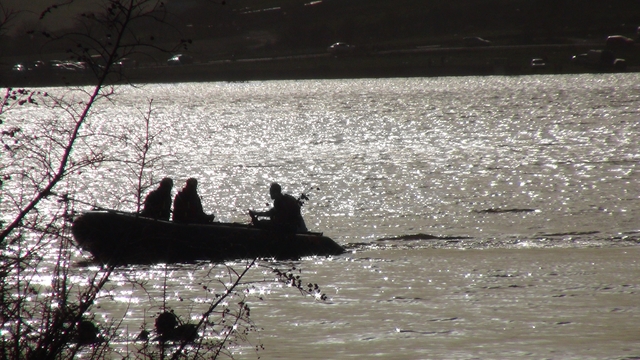 Kayıp genç gölette aranıyor
