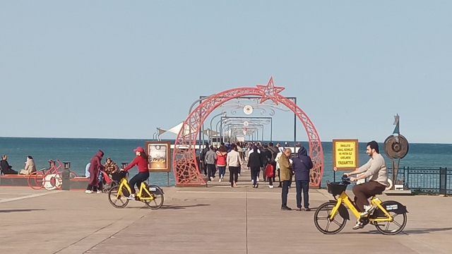 Samsun'da yalancı bahar: Vatandaşlar sahile akın etti
