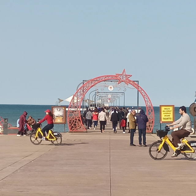 Samsun'da yalancı bahar: Vatandaşlar sahile akın etti