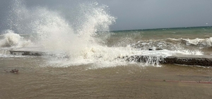 Çanakkale'de fırtınada ağaçlar devrildi, balkon duvarı yıkıldı (2)