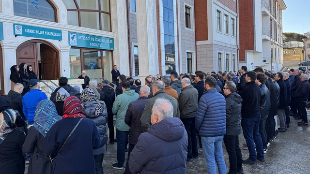 Rize'de 10. kattaki balkondan düşen akademisyenin cenazesi toprağa verildi