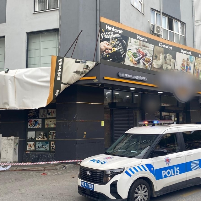 Efeler'de şiddetli rüzgar tabelaları kopardı, iş yerlerinde hasar oluştu