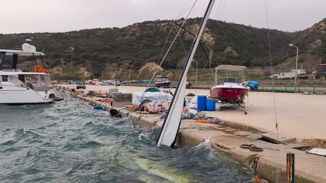 Saros'ta fırtınada dev dalgalar oluştu (2)