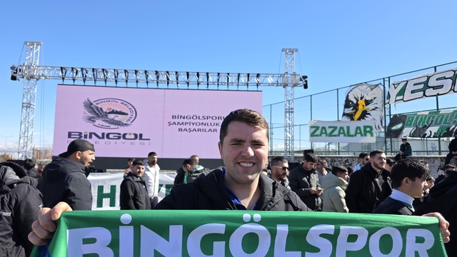 Bingöl'de cezalı takımlarının maçını stat dışında dev ekrandan izlediler