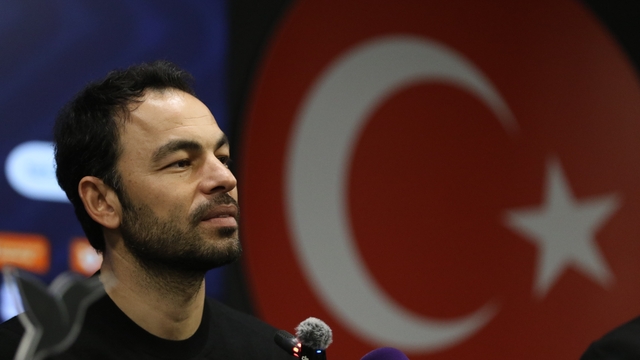 Selçuk İnan: "Hak edilmiş galibiyet oldu"
Kocaelispor Teknik Direktörü Selçuk İnan:
"Hakem bugün iyi maç yönetti"
"Arkadaşımla hiç rekabet etmedim"
"Herkese şans vermek gerekiyor"
"Kendi işimde çok efendi bir profil çizmedim"