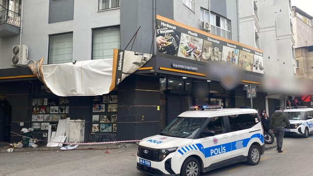 Efeler'de şiddetli rüzgar tabelaları kopardı, iş yerlerinde hasar oluştu