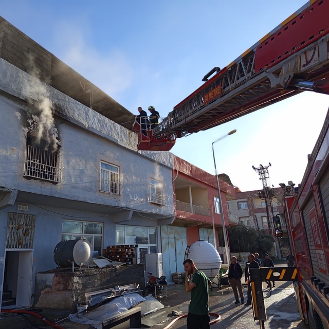 Mardin'de müstakil evde yangın: 3 kişi dumandan etkilendi