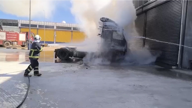 Mardin'de park halindeki tırın çekicisi yandı