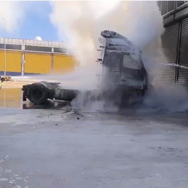 Mardin'de park halindeki tırın çekicisi yandı