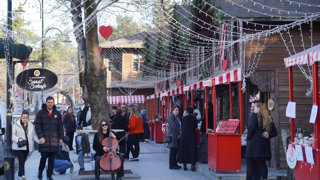 Sevgililer Günü'nde Sanat Sokağı renkli görüntülere sahne oldu