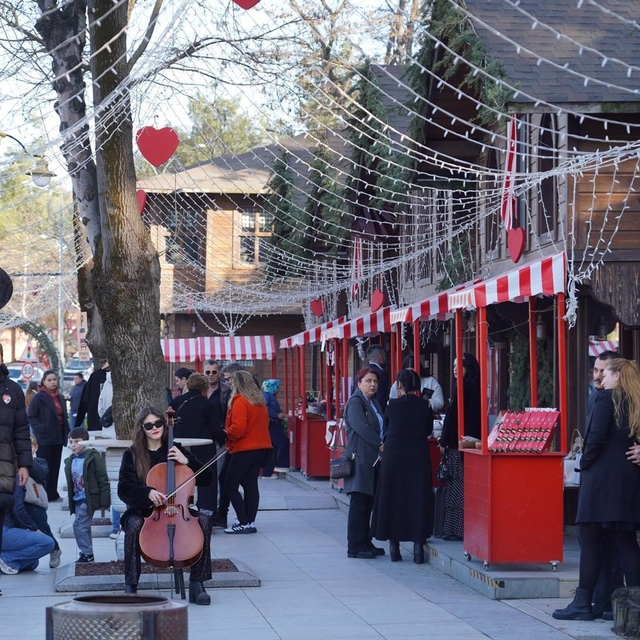 Sevgililer Günü'nde Sanat Sokağı renkli görüntülere sahne oldu