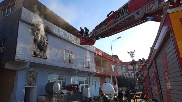 Mardin'de müstakil evde yangın: 3 kişi dumandan etkilendi
