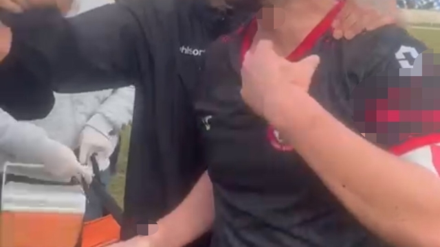 Maç sonu saha karıştı: 3 futbolcu yaralandı
Yaralan futbolcu hastaneye kaldırıldı