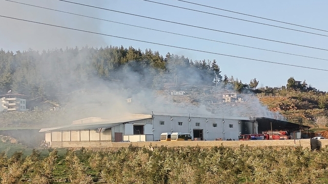 Gaziantep'teki biber fabrikasında çıkan yangın söndürüldü