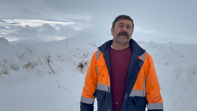 İlçe Tarım ve Orman Müdürlüğü ekipleri suların donduğu bölgedeki hayvanlara su götürdü