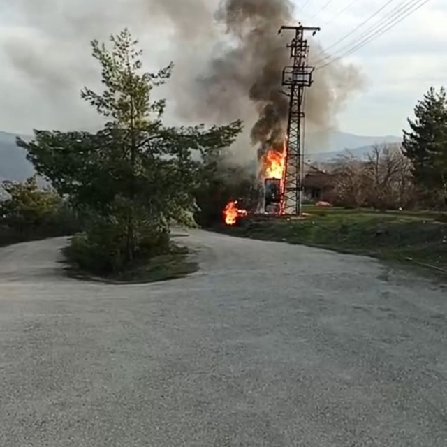 Patlayan elektrik trafosu alev aldı