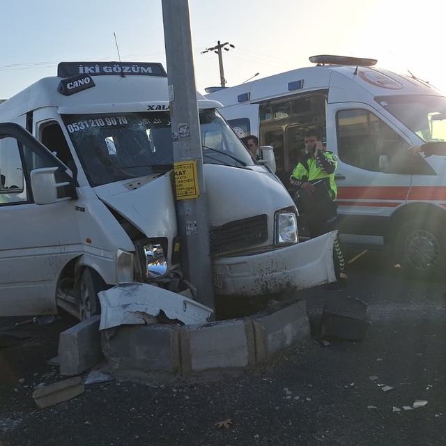 Şanlıurfa'da tarım işçilerini taşıyan minibüs direğe çarptı: 15 yaralı