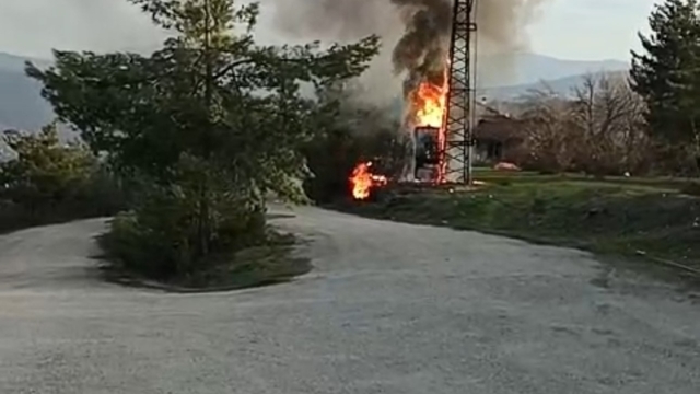 Patlayan elektrik trafosu alev aldı
