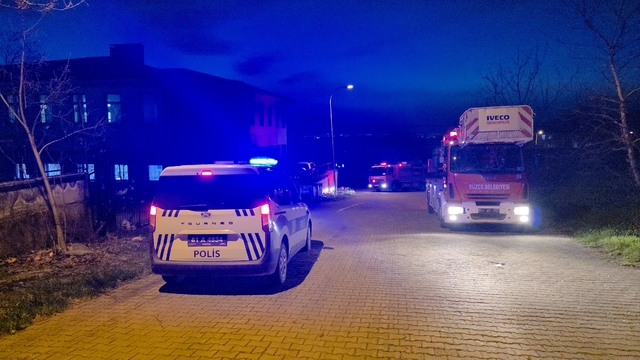 Düzce'de kuvvetli rüzgar okulun çatısını uçurdu