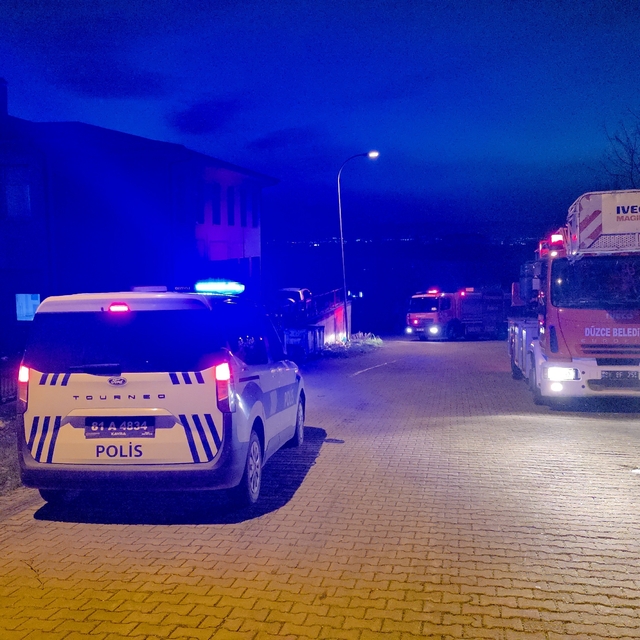 Düzce'de kuvvetli rüzgar okulun çatısını uçurdu