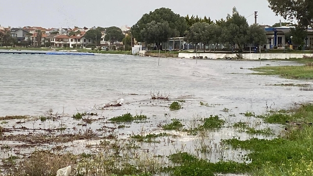 Kuvvetli lodos Ayvalık'ı vurdu