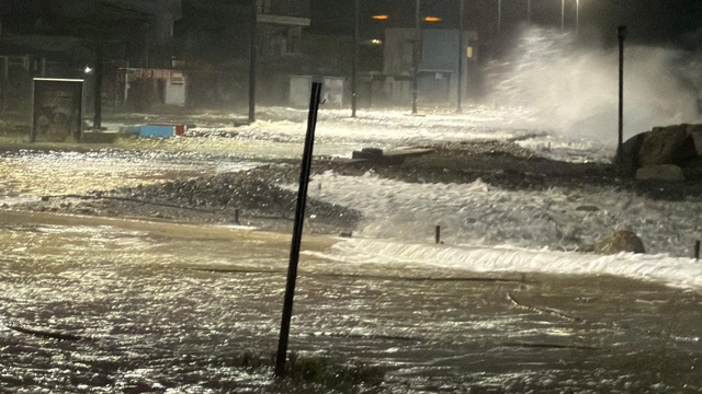 Edremit'te fırtınada deniz ve kara adeta birleşti