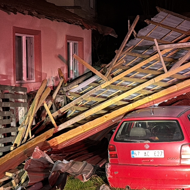 Uçan çatı, ev, karavan ve otomobilde hasara yol açtı