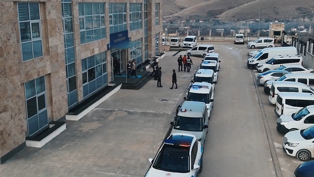 Kırşehir merkezli 9 ilde suç şebekesine operasyon: 18 gözaltı
Operasyonlarda ele geçirilen yaklaşık 3 milyon TL değerindeki altın ve ziynet eşyaları sahiplerine teslim edildi