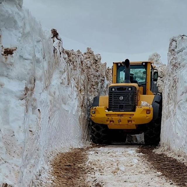 Kar kalınlığının 4 metreyi bulduğu Yüksekova'da kar savaşçılarının zorlu me...