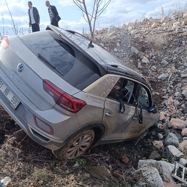Adıyaman'da otomobil şarampole devrildi: 4 yaralı