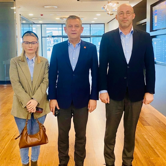 CHP Genel Başkanı Özel Ortaklar çöp şişini es geçmedi