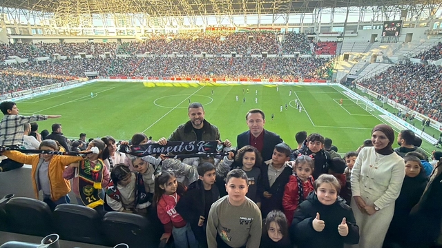 Eğil’in minikleri Amed Sportif Faaliyetler - Sakaryaspor maçında ilk kez tribün heyecanı yaşadı