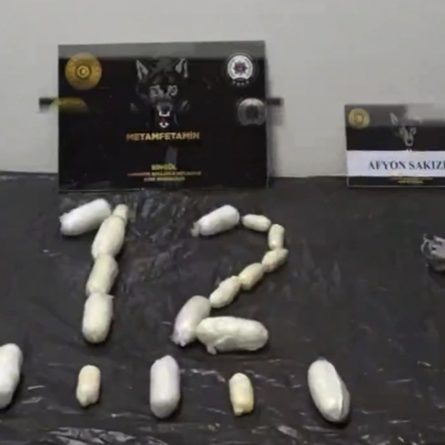 Kapsül halinde 88 parça uyuşturucu yutan şüpheliler tutuklandı