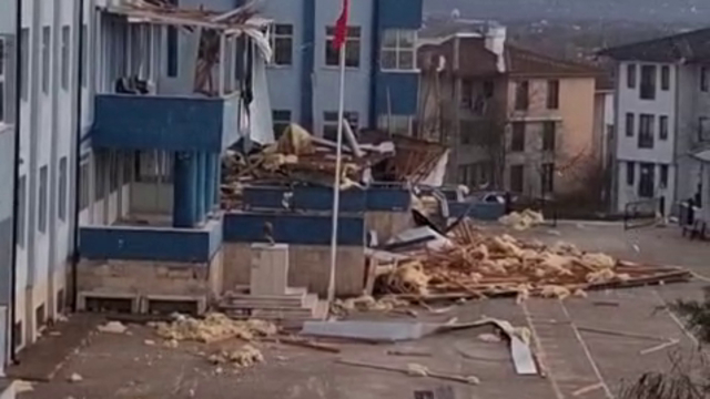 Düzce'de şiddetli rüzgar lisenin çatısını uçurdu; eğitime yarın ara veridi
