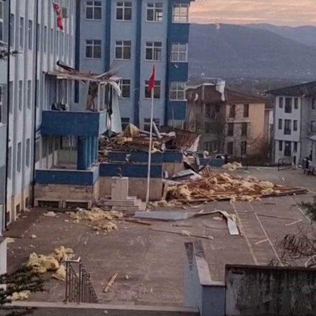 Düzce'de şiddetli rüzgar lisenin çatısını uçurdu; eğitime yarın ara veridi