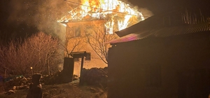 Gümüşhane'de 3 katlı evde yangın: Evdeki yaşlı adamı arama çalışmaları sürü...