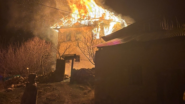 Gümüşhane'de 3 katlı evde yangın: Evdeki yaşlı adamı arama çalışmaları sürüyor