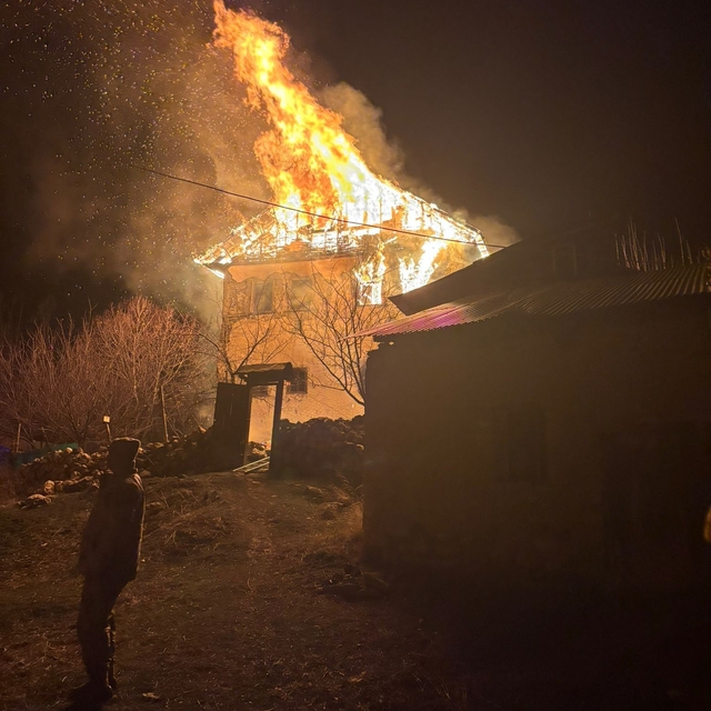 Gümüşhane'de 3 katlı evde yangın: Evdeki yaşlı adamı arama çalışmaları sürü...