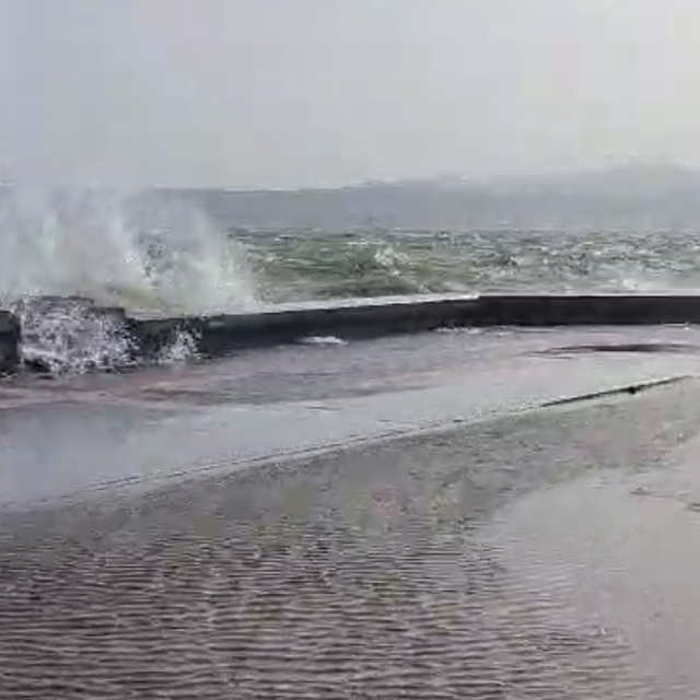 İzmir'de fırtınada sahil şeridindeki yollar sular altında kaldı