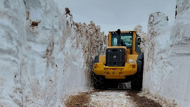 Kar kalınlığının 4 metreyi bulduğu Yüksekova'da kar savaşçılarının zorlu mesaisi