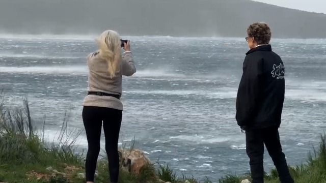 Bodrum'da fırtınada deniz ortasındaki doğa olayı görenleri şaşırttı