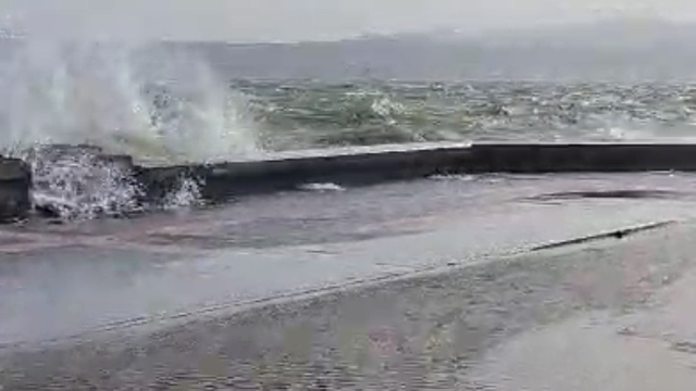 İzmir'de fırtınada sahil şeridindeki yollar sular altında kaldı