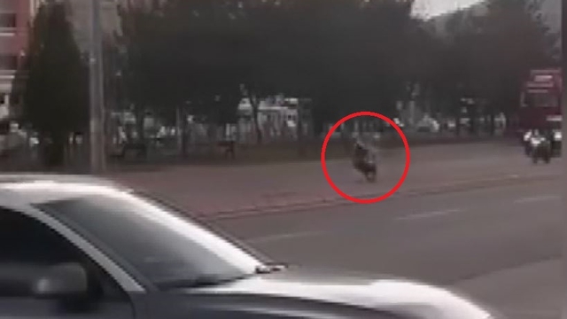 Trafikte motosikletiyle tehlikeli hareketler yapan sürücüye 71 bin TL ceza; o anlar kamerada