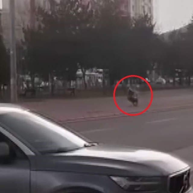 Trafikte motosikletiyle tehlikeli hareketler yapan sürücüye 71 bin TL ceza;...